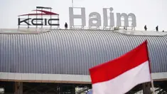 Pekerja berdiri di puncak Stasiun Halim untuk Kereta Cepat Jakarta-Bandung (KCJB) di Jakarta, Indonesia, Sabtu (12/8/2023). Pembangunan Stasiun Halim kini sudah mencapai 97 persen. (AP Photo/Dita Alangkara)