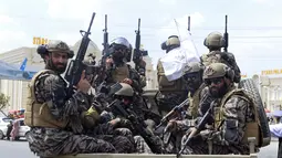 Pasukan khusus Taliban tiba di dalam Bandara Internasional Hamid Karzai setelah penarikan militer AS, di Kabul, Afghanistan, Selasa (31/8/2021).  Taliban menguasai penuh bandara internasional Kabul pada Selasa, setelah pesawat AS meninggalkannya landasan pacu. (AP Photo/Khwaja Tawfiq Sediqi)