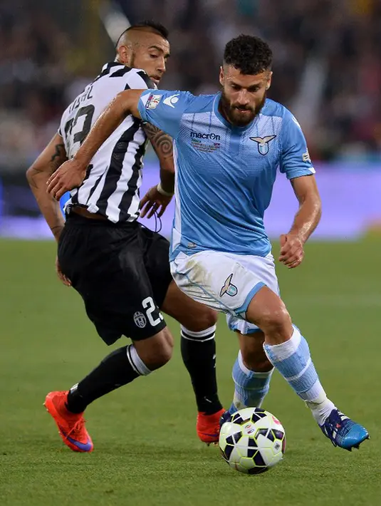 Gelandang Lazio, Antonio Candreva (kanan) berusaha melewati gelandang Juventus Arturo Vidal pada final Coppa Italia di Olimpico Roma, Italia, Rabu (20/5/2015). Juventus menang 2-1 atas Lazio. (AFP PHOTO /Alberto Pizzoli)