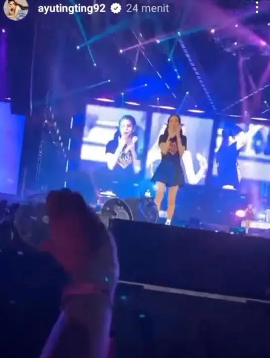 Dalam konser BLACKPINK day 1, Bilqis berhasil mendapat perhatian Lisa BLACKPINK dan Jisoo. @ayutingting92.