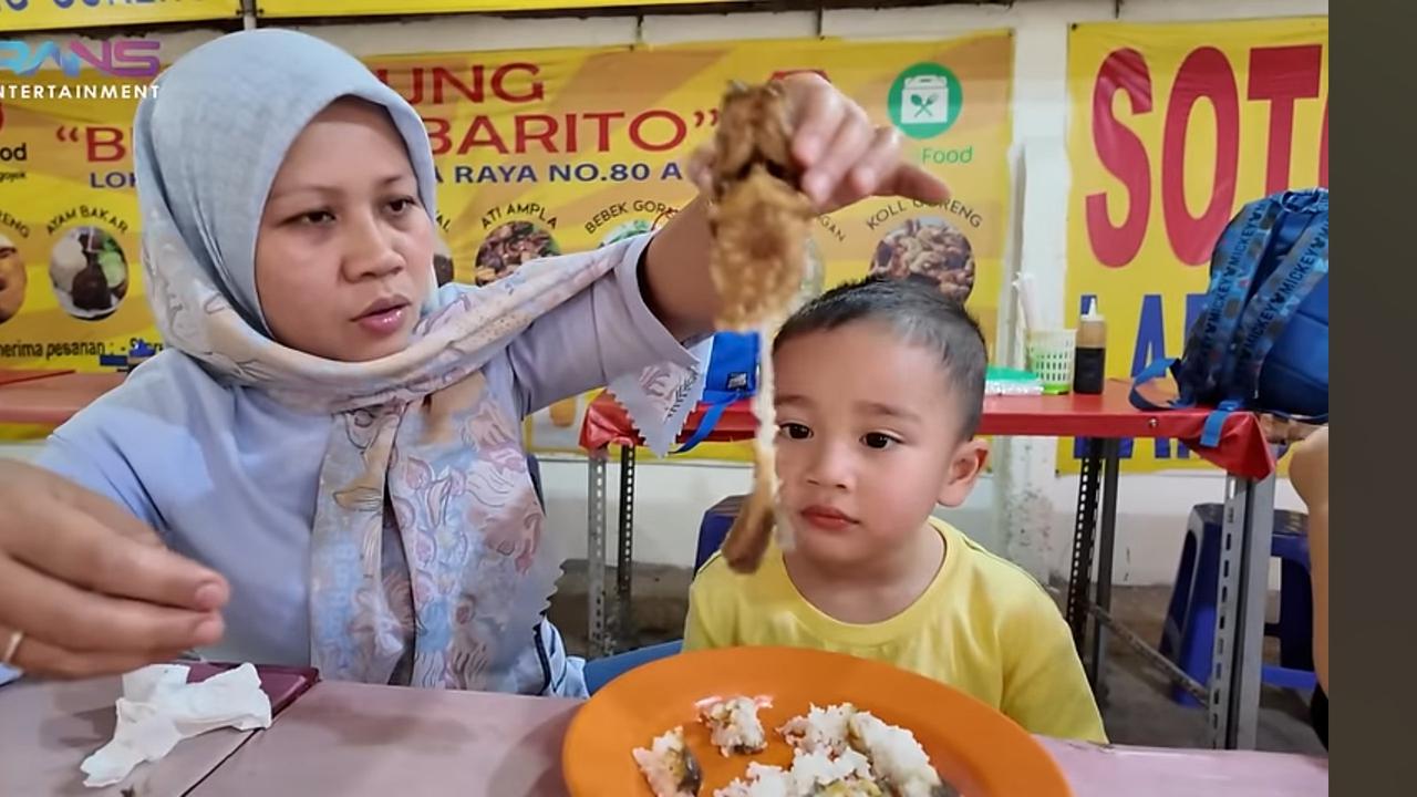 Potret Rayyanza Cipung Lahap Banget Makan Pecel Lele di Pinggir Jalan, Sapa 'Halo' Pas Makanan Sampai di Meja