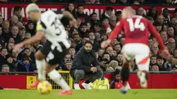 Pelatih Manchester United, Ruben Amorim saat melihat timnya melawan Newcastle pada laga lanjutan Liga Inggris 2024/2025 yang berlangsung di Old Trafford, Manchester, Inggris, Selasa (31/12/2024) WIB. (AP Photo/Dave Thompson)