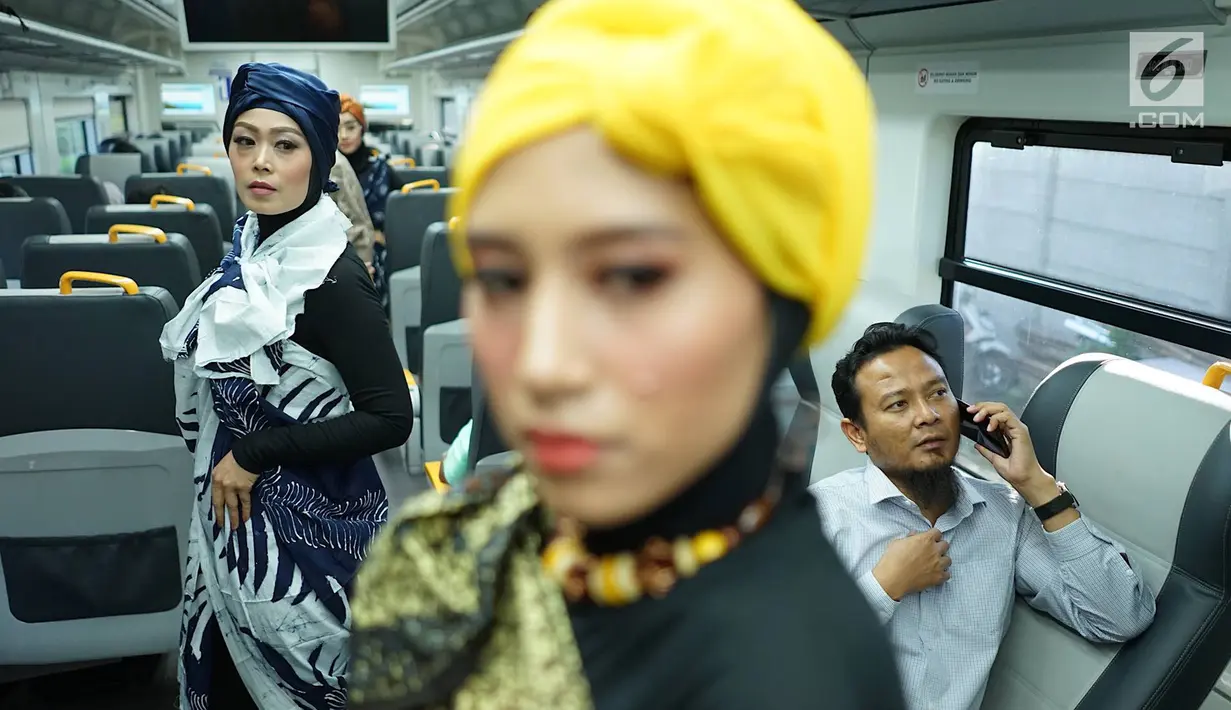 Model mengenakan kain batik dan tenun di kereta api bandara, Jakarta, Kamis (2/5/2019). Kegiatan tersebut diadakan dalam rangka menyambut kegembiraan datangnya bulan suci Ramadan. (Liputan6.com/Immanuel Antonius)