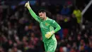 Tom Heaton. Kiper Inggris berusia 36 tahun ini didatangkan Manchester United dari Aston Villa dengan status bebas transfer pada awal musim 2021/2022 setelah membela The Villans selama 2 musim mulai 2019/2020 hingga 2020/2021. Musim 2022/2023 ini ia diplot untuk melapis David De Gea usai dipinjamkannya Dean Henderson ke Nottingham Forest. Sejatinya ia adalah kiper didikan Akademi Manchester United yang dipromosikan ke tim senior pada 2004/2005. Namun akibat gagal menembus skuat utama, ia lantas dipinjamkan ke beberapa klub di Liga Inggris hingga akhirnya meninggalkan Old Trafford secara permanen pada awal musim 2010/2011 menuju Cardiff City. (AFP/Paul Ellis)