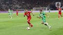 Pemain Persija Ryuji Utomo mengejar pemain Geylang International FC yang sedang membawa bola pada pertandingan persahabatan di SUGBK, Jakarta, Minggu (23/2/2020). Persija membungkam Geylang 3-1. (Liputan6.com/Angga Yuniar)