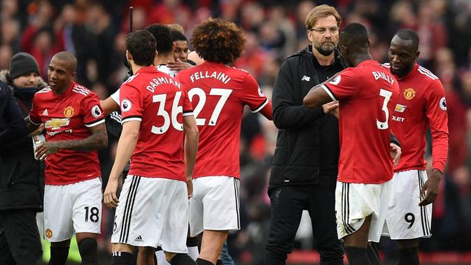 Manajer Liverpool, Jurgen Klopp, menyalami pemain Manchester United setelah timnya kalah 1-2 pada laga pekan ke-30 Premier League, di Old Trafford, Sabtu (10/3/2018). (AFP/Oli Scarff)