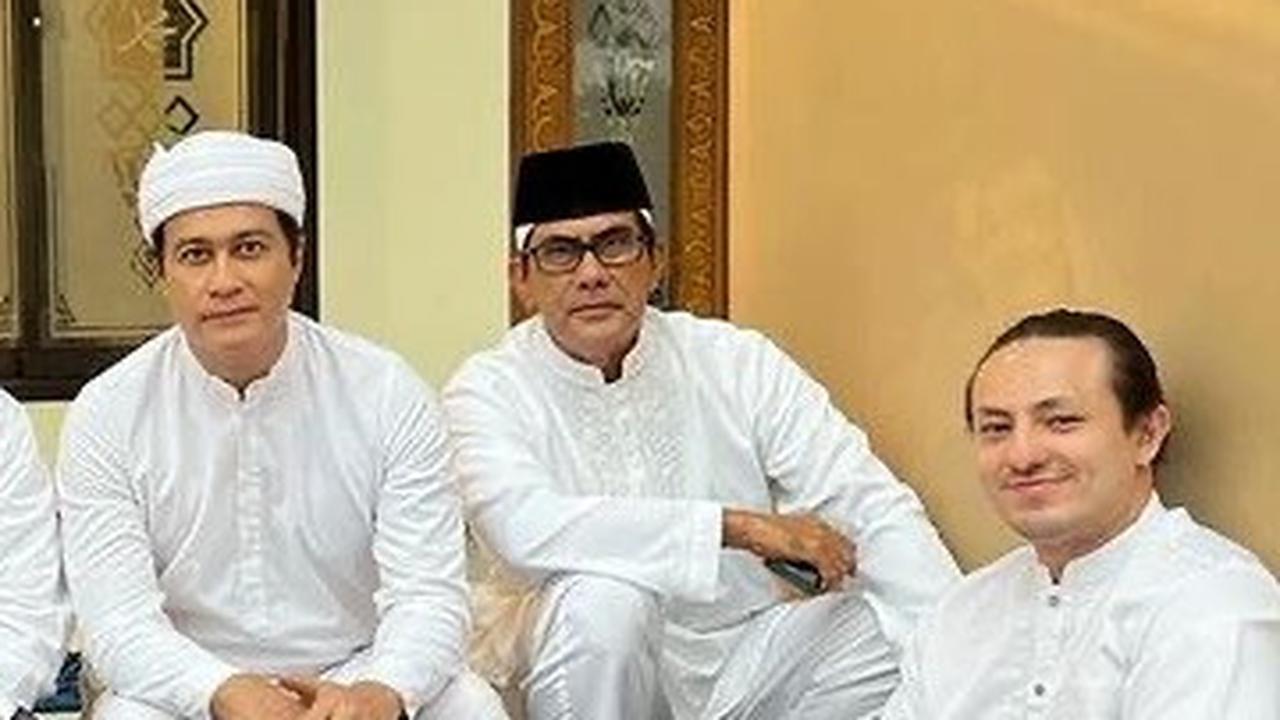 Rico juga pernah mencoba peruntungan di dunia politik. Laki-laki berkacamata yang kini berusia 59 tahun ini pernah mencalonkan diri di pemilihan legislatif melalui Partai Patriot untuk dapil DKI III.