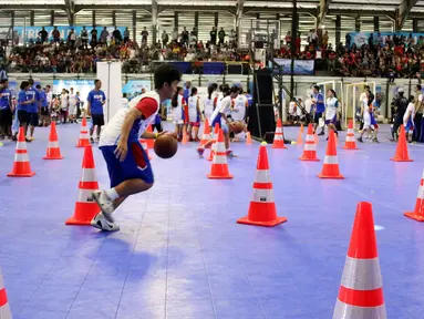 Peserta mendrible bola basket saat selection camp Junior NBA di Cilandak Sport Center, Jakarta (20/08). Kegiatan yang telah digelar untuk ketiga kalinya ini merupakan program Frisian Flag untuk mencari bibit pebasket baru. (Liputan6.com/Fery Pradolo)