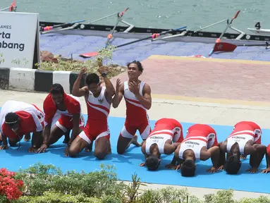 Regu dayung Indonesia bersujud syukur saat merayakan keberhasilan meraih medali emas seusai pertandingan dayung kelas ringan delapan putra Asian Games 2018 di JSC Lake Jakabaring, Palembang, Jumat (24/8). (ANTARA FOTO/INASGOC/Rahmad Suryadi/nym/18)