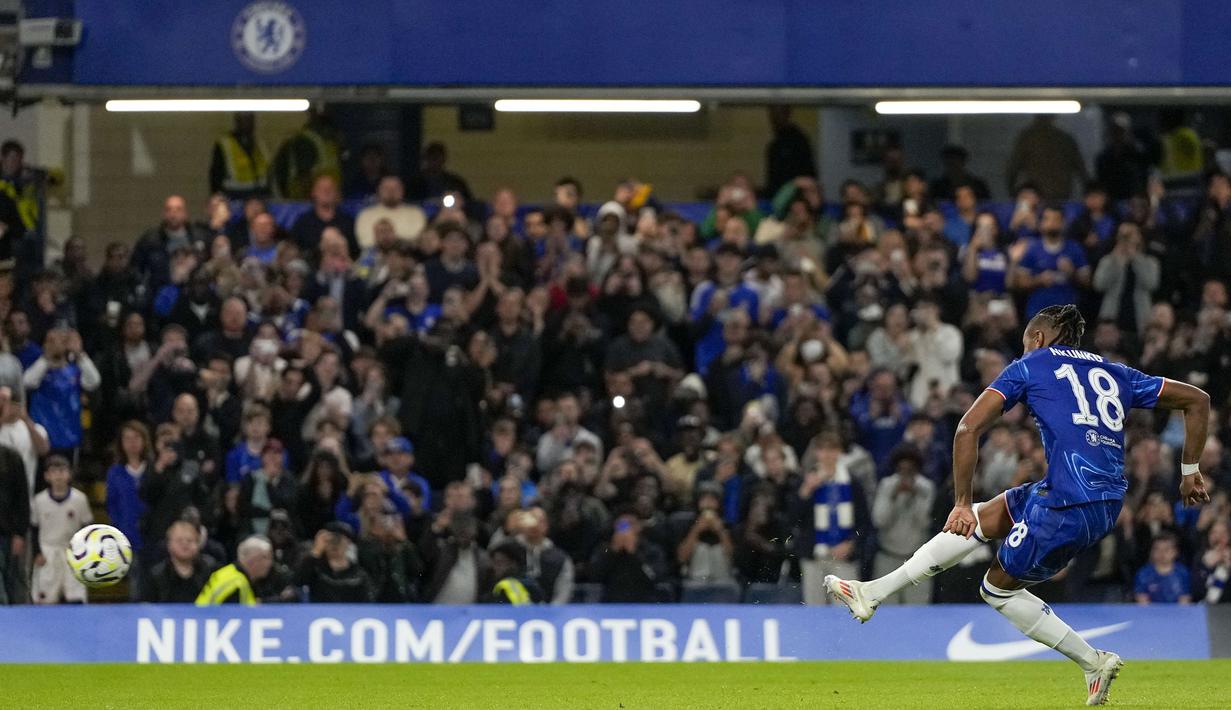 Pemain Chelsea, Christopher Nkunku mencetak gol pertama timnya ke gawang Servette melalui tendangan penalti pada leg pertama playoff UEFA Conference League 2024 di Stamford Bridge, London, Jumat (23/08/2024). (AP Photo/Alastair Grant)