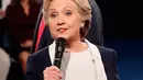 Tingkah aneh Donald Trump yang berdiri di belakang Hillary Clinton selama debat Capres AS putaran kedua yang diadakan di Washington University, St Louis, AS, Minggu (9/10). (AP Photo/ Rick T. Wilking)