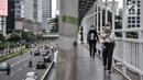 Pekerja melintasi jembatan penyeberangan orang saat jam pulang kantor di kawasan Sudirman, Jakarta, Senin (14/9/2020). Pengurangan aktivitas pekerja di perkantoran menjadi fokus utama Pemprov DKI Jakarta dalam penerapan PSBB pada 14-27 September 2020. (merdeka.com/Iqbal S. Nugroho)