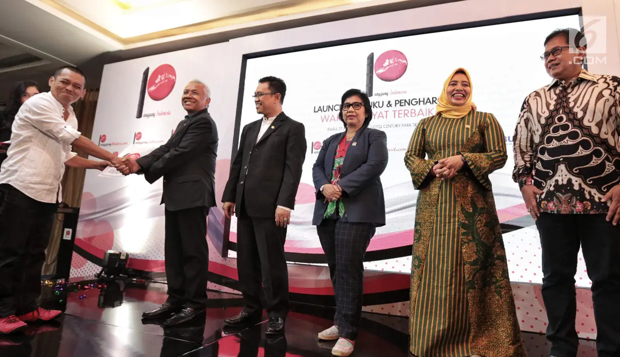 Pendiri Panggung Indonesia Ichawanudin Siregar memberikan penghargaan kepada sejumlah wakil rakyat terbaik 2018 oleh Panggung Indonesia di Jakarta, Rabu (29/8). (Liputan6.com/ Faizal Fanani)