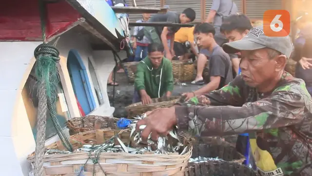 Nelayan Pelabuhanratu Sukabumi saat hendak menjajakan hasil tangkapan ikan kepada para tengkulak (Liputan6.com/Fira Syahrin).