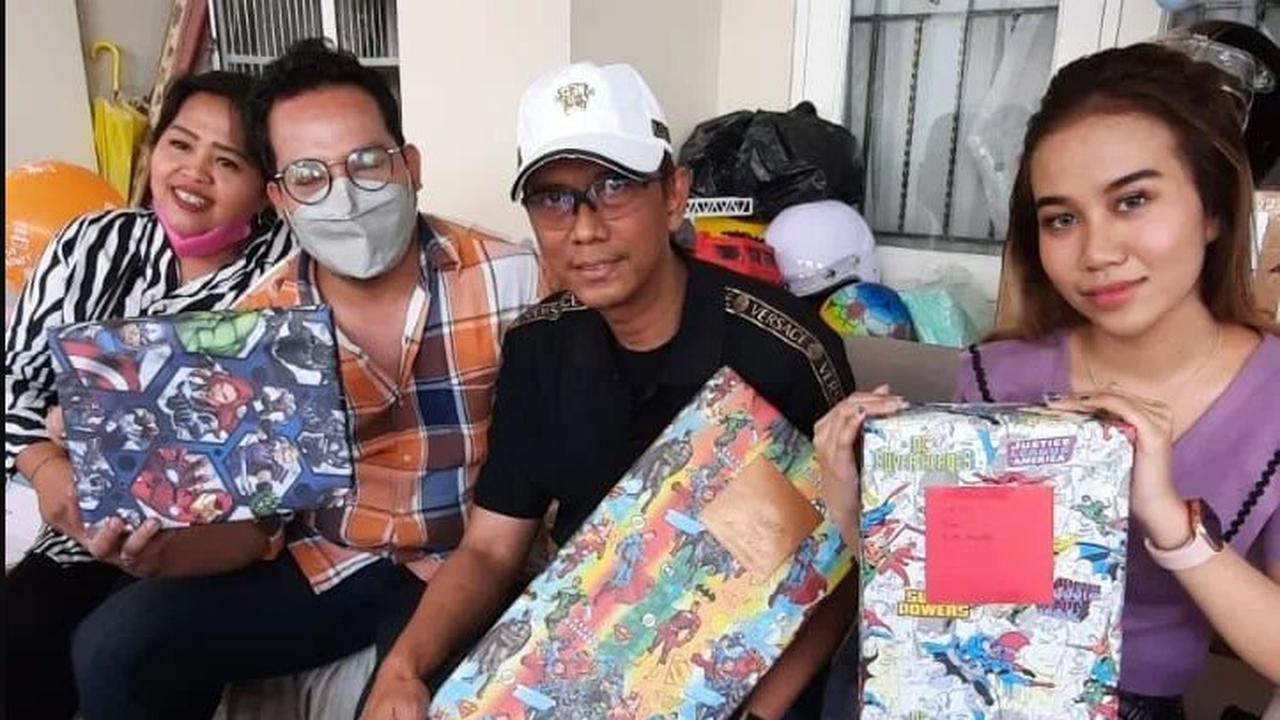 Doddy Sudrajat dan Mayang membawakan kado ulang tahun untuk Gala Sky (https://www.instagram.com/stories/dodysoedrajat_1/2882120753824860631/)