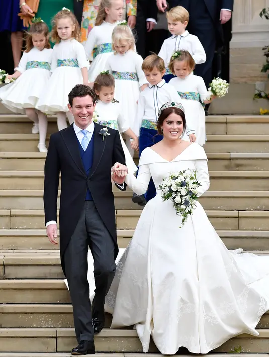 Putri Eugenie dan Jack Brooksbank diiringi anak-anak usai melangsungkan pernikahan di Kapel St. George, Windsor Castle, London, Inggris,  Jumat (12/10). (Toby Melville, Pool via AP)