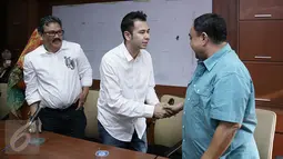 Raffi Ahmad (tengah) bersalaman dengan perwakilan PWI usai memberi keterangan pers di di Gedung Dewan Pers, Jakarta, (4/11/2015). Ucapan Raffi menyinggung profesi jurnalis saat syuting acara Happy Show. (Liputan6.com/Herman Zakaria)