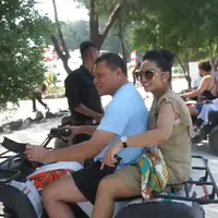 Penyanyi yang juga anggota DPR melakukan short trip bersama keluarga Lemos. Berikut beberapa potret perjalanan singkat atau short trip ke Pulau Payung Kepulauan Seribu. [Youtube/The Lemos Family]