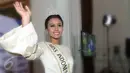 Miss Indonesia 2015, Maria Harfanti melambaikan tangan usai menggelar konferensi pers di Jakarta, Senin (21/12). Usai mengikuti ajang Miss World 2015, Maria bakal merampungkan studi S2-nya yang sempat terbengkalai. (Liputan6.com/Herman Zakharia)