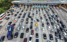 FOTO: Kemacetan Mengular di Gerbang Tol Cikampek Jelang Puncak Arus  Mudik Lebaran 2026