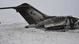 Bagian ekor pesawat pesawat militer AS yang jatuh terlihat di provinsi Ghazni, Afghanistan (27/1/2020). Pentagon mengkonfirmasi bahwa tidak ada indikasi sejauh ini telah dihancurkan oleh tembakan musuh. (AP Photo/Saifullah Maftoon)