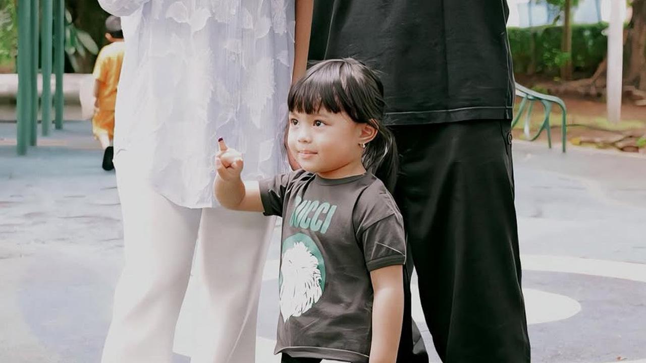 Aksi Lucu dan Menggemaskan Ameena Anak Atta Halilintar Ikut Nyoblos ke TPS, Bawa Boneka Kesayangan hingga Pamer Jari Ungu