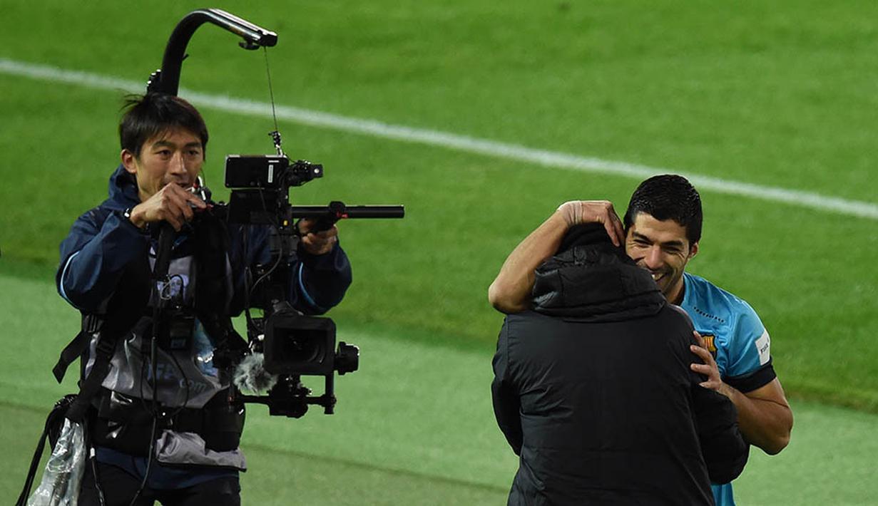 Luis Suarez memeluk Neymar yang tidak bisa tampil karena cedera pada Piala Dunia Antarklub di Jepang. (AFP/Toru Yamanaka)
