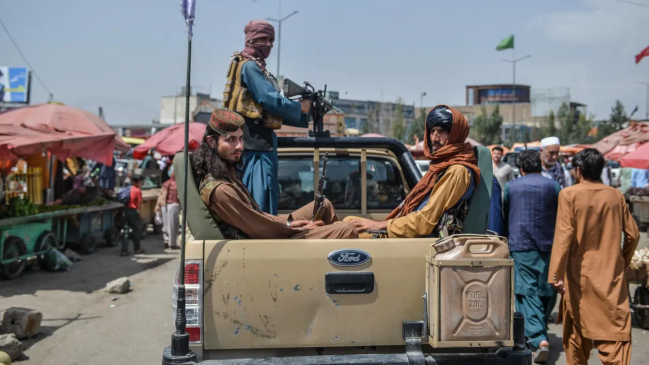 Patroli Pejuang Taliban di Kota Kabul