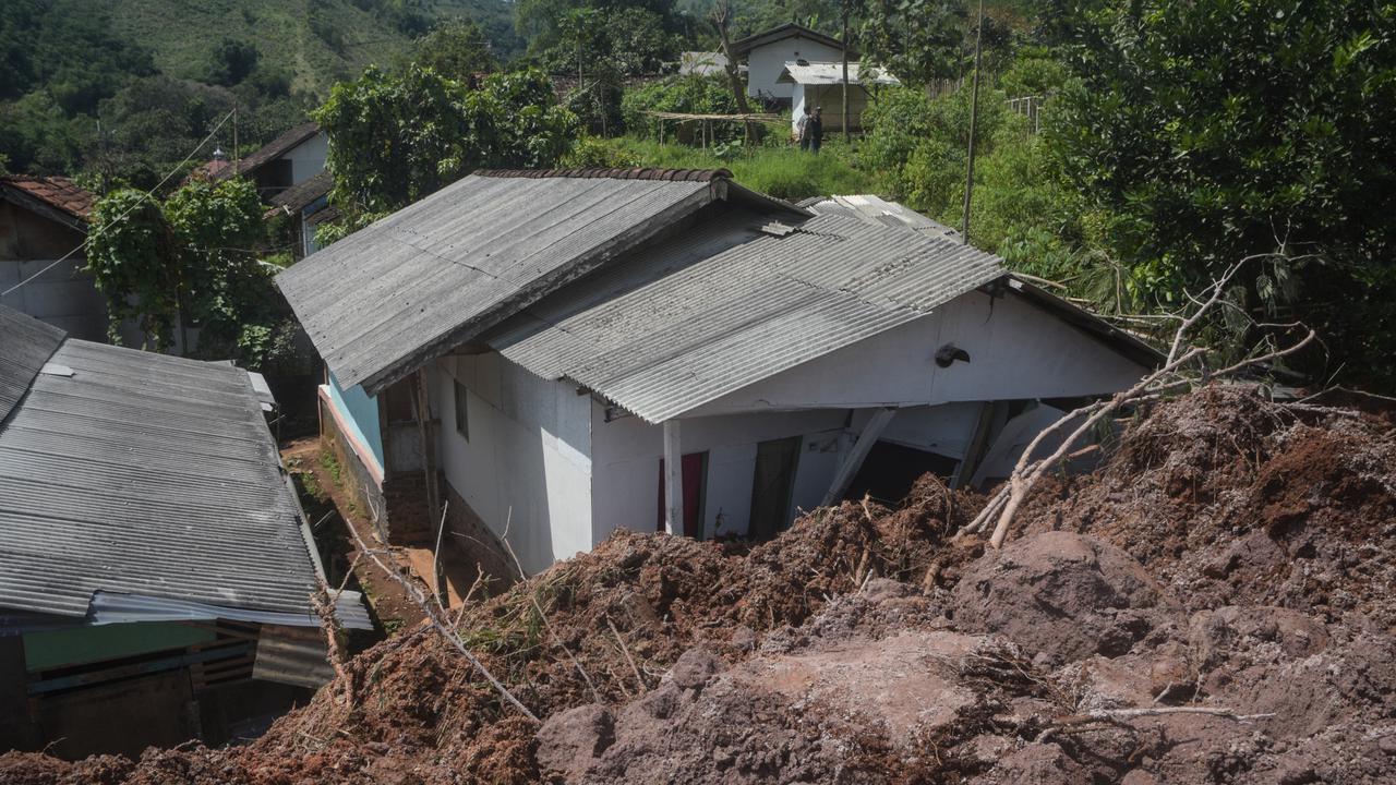FOTO: Longsor Timbun Kantor Desa dan Rumah Warga di Nagreg Bandung