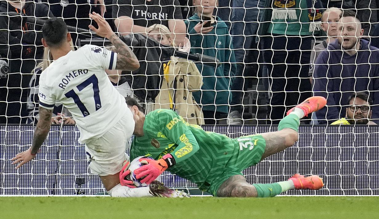 Pelatih Pep Guardiola memutuskan untuk menggantikan Ederson setelah sempat mengalami benturan keras dengan bek Tottenham, Cristian Romero saat coba mengamankan gawangnya. (AP Photo/Kin Cheung)