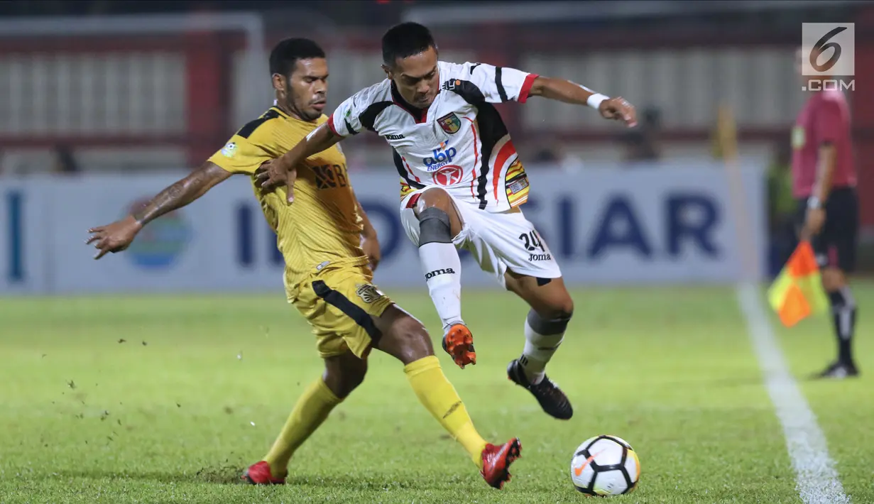 Pemain Mitra Kukar, Roni Rosadi (kanan) melompat menghindari tekel Vendry Mofu (Bhayangkara FC) pada lanjutan Go-Jek Liga 1 Indonesia 2018 bersama Bukalapak di Stadion PTIK Jakarta, Kamis (17/5). (Liputan6.com/Helmi Fithriansyah)