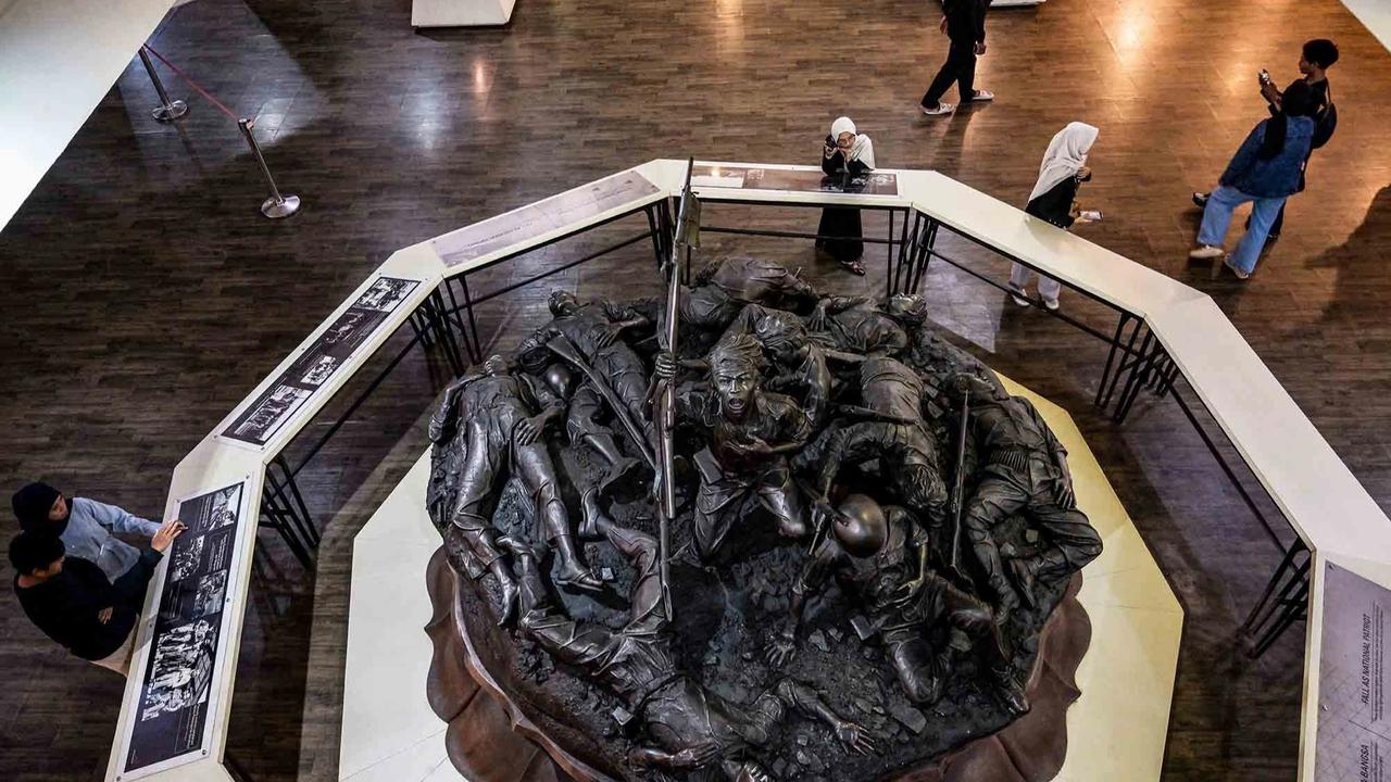 FOTO: Keseruan Pengunjung Menjelajah Malam di Museum 10 November