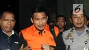 Anggota DPR dari Fraksi Golkar Bowo Sidik Pangarso (BSP) dikawal petugas usai menjalani pemeriksaan di Gedung KPK, Jakarta, Kamis (28/3). KPK mengamankan uang dalam pecahan Rp20 ribu dan Rp50 ribu dalam amplop yang diduga dipersiapkan untuk Pemilu 2019. (merdeka.com/Dwi  Narwoko)