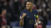 Penyerang Prancis, Kylian Mbappe berselebrasi setelah mencetak gol ke gawang Yunani pada pertandingan lanjutan grup B kualifikasi Euro 2024 di Stade de France, di luar Paris, Selasa, 20 Juni 2023. (AP Photo/Christophe Ena)