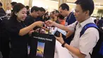 Pengunjung membeli ponsel Android, Samsung Galaxy Note 8 pada penjualan perdana di kawasan Kuningan, Jakarta, Jumat (29/9). Sekadar informasi, Galaxy Note 8 di Indonesia dibanderol dengan harga Rp 12.999.000. (Liputan6.com/Angga Yuniar)