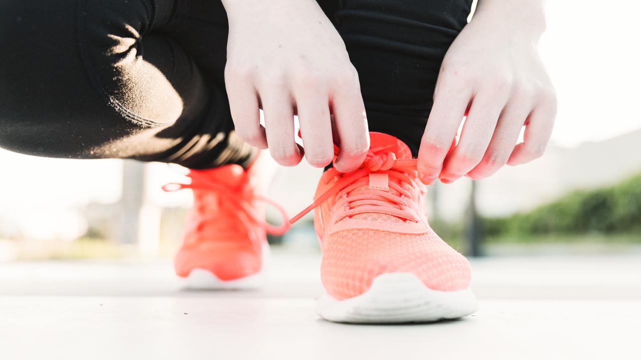 Ketahui Apa Sesungguhnya Perbedaan antara Sepatu Lari dan Sepatu untuk Berjalan
