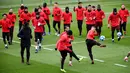 Para pemain Paris Saint-Germain (PSG) mengikuti sesi latihan jelang laga Liga Champions di Paris, Selasa (27/11). PSG akan berhadapan dengan Liverpool. (AFP/Franck Fife)