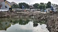 Alat berat menyelesaikan pembuatan Waduk Pilar Jati atau Wirajasa di Cipinang Melayu, Jakarta Timur, Selasa (22/9/2020). Pembuatan waduk yang ditargetkan rampung pada akhir 2020 tersebut diharapkan dapat mencegah banjir yang kerap melanda kawasan Cipinang Melayu. (merdeka.com/Iqbal Nugroho)