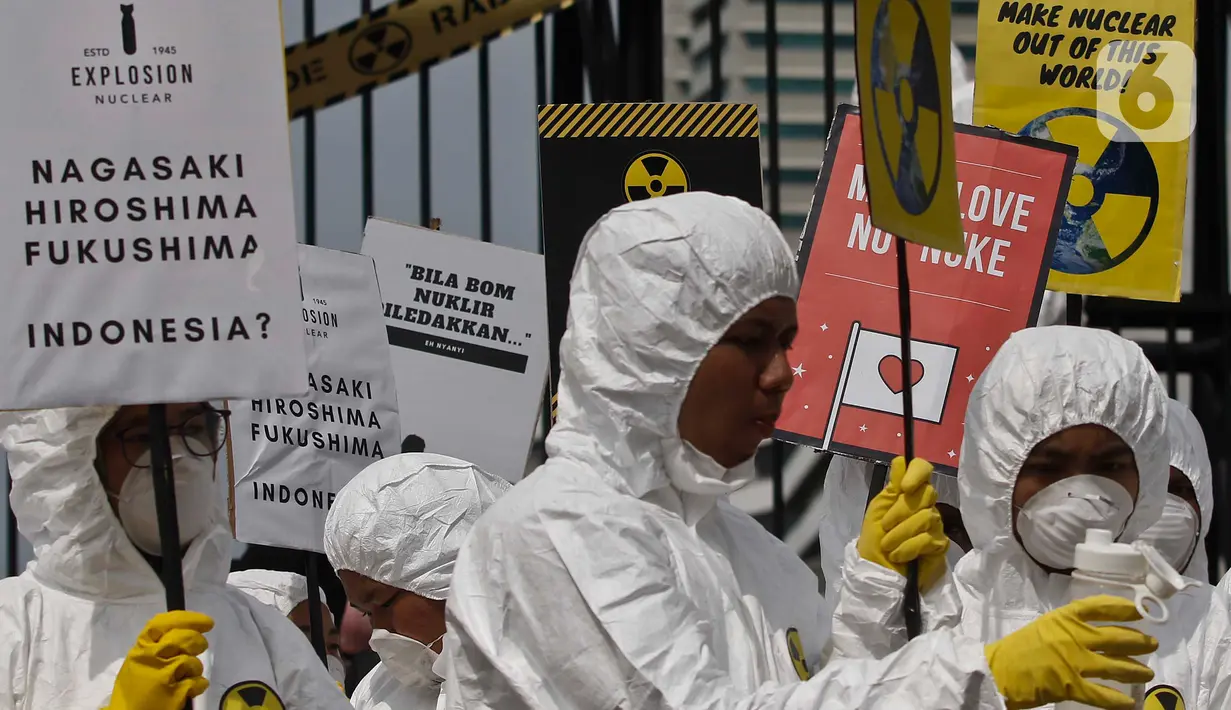 Aktivis Greenpeace saat menggelar aksi damai kreatif menolak energi nuklir di depan Gedung DPR, Jakarta, Jumat (13/3/2020). Greenpeace mengingatkan masyarakat dan pemerintah akan dampak negatif energi nuklir terhadap manusia dan lingkungan. (Liputan6.com/Johan Tallo)