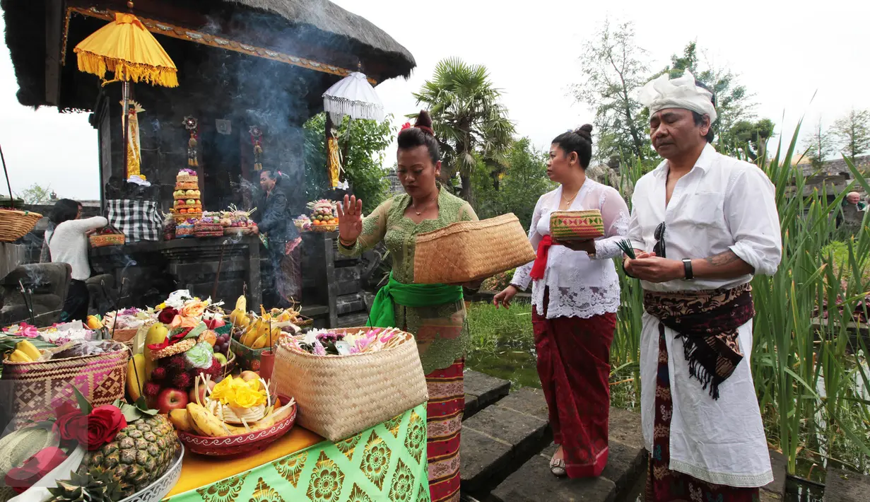Sejumlah umat Hindu berdoa saat mengikuti perayaan Saraswati di Pura Agung Santi Bhuwana, Belgia, (26/6).Acara tersebut juga dihadiri oleh duta besar Indonesia untuk kerajaan Belanda, I Gusti Agung Wesaka Puja. (Arie Asona)