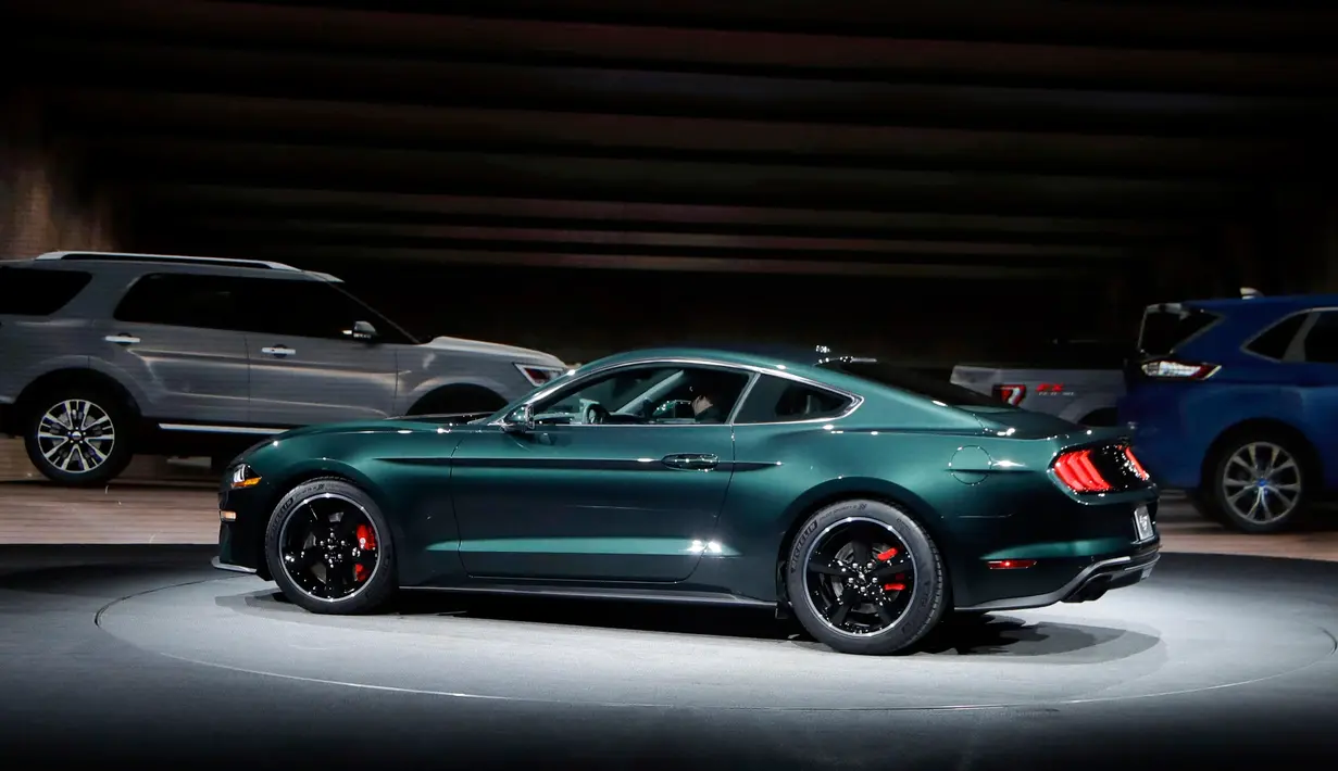 Mobil Ford Mustang Fastback GT Bullit 2018 dipamerkan di North American International Auto Show, Detroit (14/1). Pameran ini juga untuk merayakan ulang tahun ke-50 film ikonik "Bullitt" yang sukses pada tahun 60-an. (AP Foto / Carlos Osorio)
