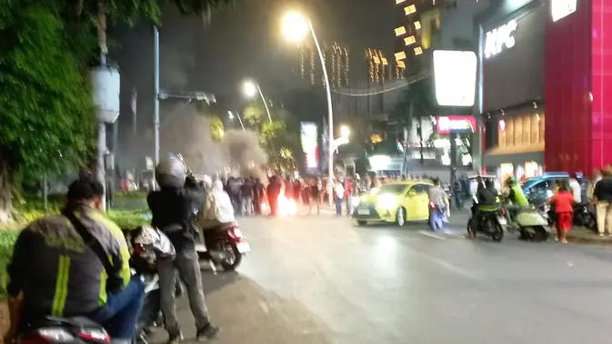 Demo Tolak Kenaikan BBM Pecah di Cikini, Massa Bakar Ban