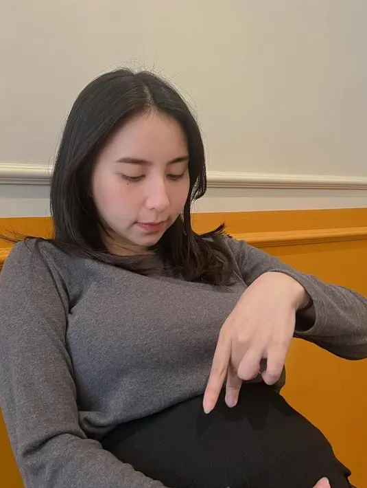 Pipinya yang semakin tembam, Clairine Clay sukses bikin gemas. Meski hanya memoles wajahnya dengan makeup natural, Clairine tetap cantik. Perut semakin buncit, tak sedikit netizen yang mendoakan kesehatan untuk Clairine Clay dan calon buah hatinya. Sering cerita di Instagram, Clairine curhat ketika memasuki kehamilan 20 minggu, ia selalu merasa ngantuk. (Liputan6.com/IG/@clairineclay)