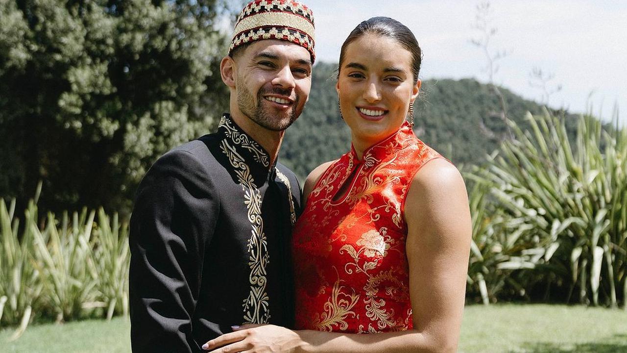 Pemain Timnas Naturalisasi Sandy Walsh Unggah Momen Kenakan Batik