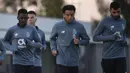 Para pemain Porto, Zaidu Sanusi, Felipe Andersson dan Mehdi Taremi mengikuti sesi latihan di markas klub di Olival, Vila Nova de Gaia, Senin (30/11/2020) waktu setempat. Porto akan menghadapi Manchester City pada matchday ke-5 Grup C Liga Champions 2020/21, Selasa (1/12/2020). (AFP/Miguel Riopa)