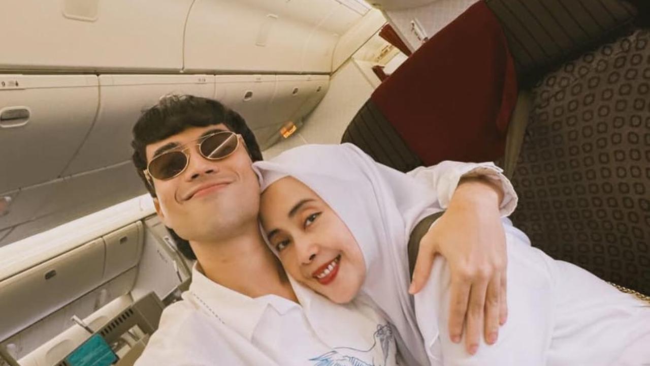 Vidi Aldiano Berangkat Umroh Bareng Keluarga dan Sahabat, Netizen Salfok dengan Mahalini