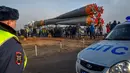 Sejumlah warga melihat pesawat ruang angkasa Soyuz MS-08 di Kosmodrome Baikonur, Kazakhstan, (19/3). Pesawat ini dijadwalkan meluncur pada 21 Maret dan berlabuh di Stasiun Luar Angkasa Internasional pada 23 Maret.  (AFP Photo/Vyacheslav Oseledko)