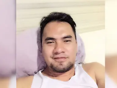 Penyanyi dangdut Saipul Jamil menyempatkan berselfie sebelum beristirahat. Pria yang akrab disapa Bang Ipul ini lahir di Serang pada 31 Juli 1980. (Instagram.com/saipuljamill)