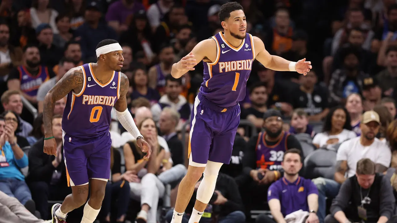 Selebrasi pemain Suns Devin Booker saat melawan Thunder di lanjutan NBA 2022/2023