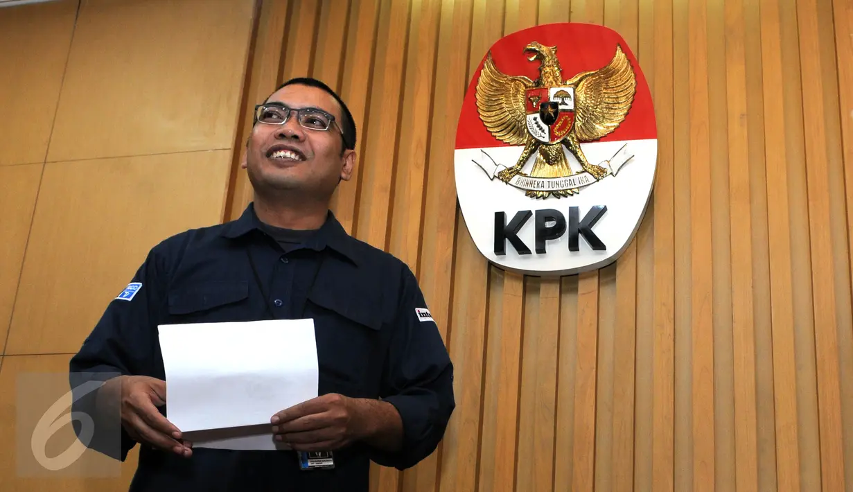 Kepala Bagian Pemberitaan dan Publikasi KPK Priharsa Nugraha saat memberi keterangan di Gedung KPK, Jakarta, Senin (11/7). Pengembangan penyidikan dugaan korupsi yang berkaitan pembahasan Raperda tentang Zonasi. (Liputan6.com/Helmi Afandi)